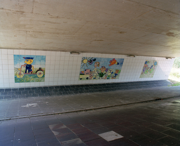 401828 Afbeelding van het tegelmozaïek tegen de wand van een fietstunnel in de wijk Lunetten te Utrecht.